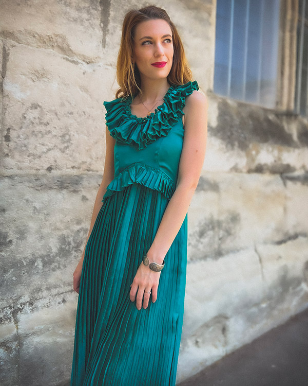 Maureen.passion-plisse-600x750 Maureen.passion dans une robe bleu vert foncé en tissu plissé