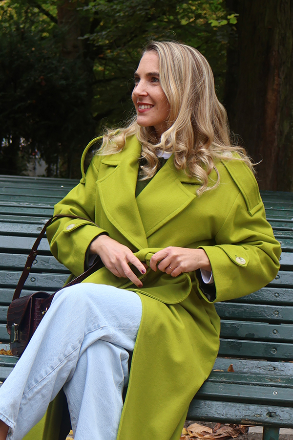 Sewingbyflo dans un trench en laine foulée de mérinos vert saule