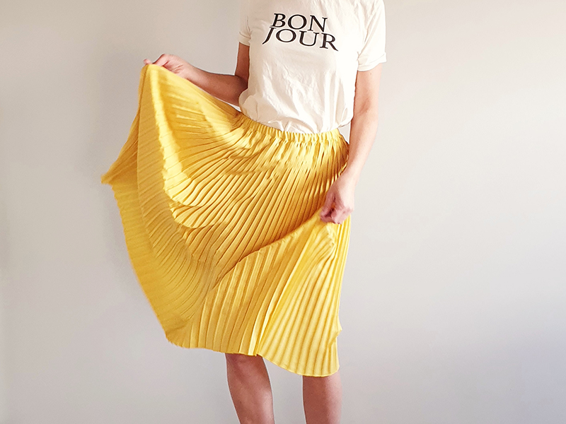Thia-20190418_085708-01-800x600 Thia dans une jupe plissé jaune