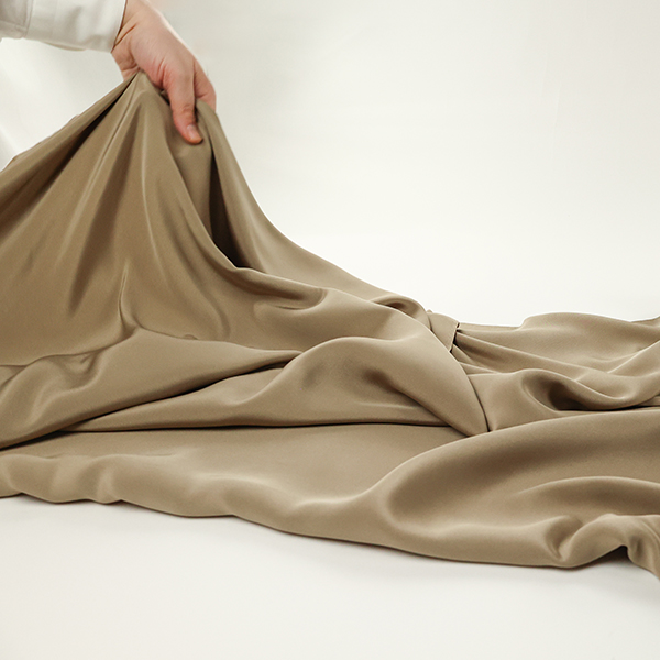 Photo montrant la tenue d'un drap de soie disponible chez Stragier