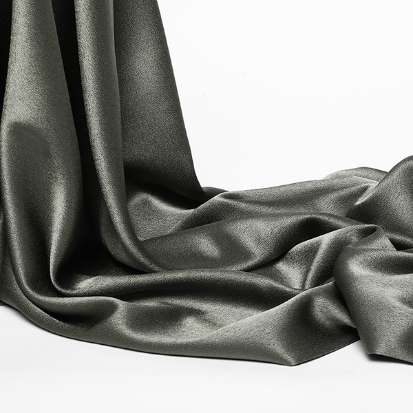 Présentation d'un crêpe satin gris foncé disponible chez Stragier