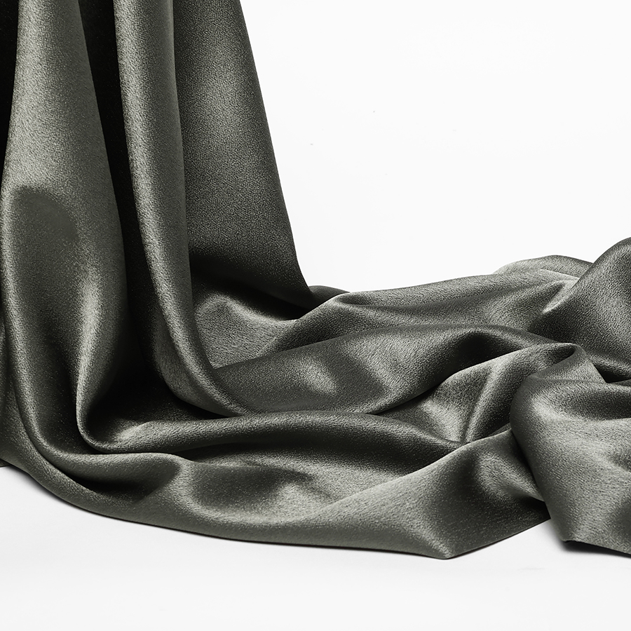 Présentation d'un crêpe satin gris foncé disponible chez Stragier