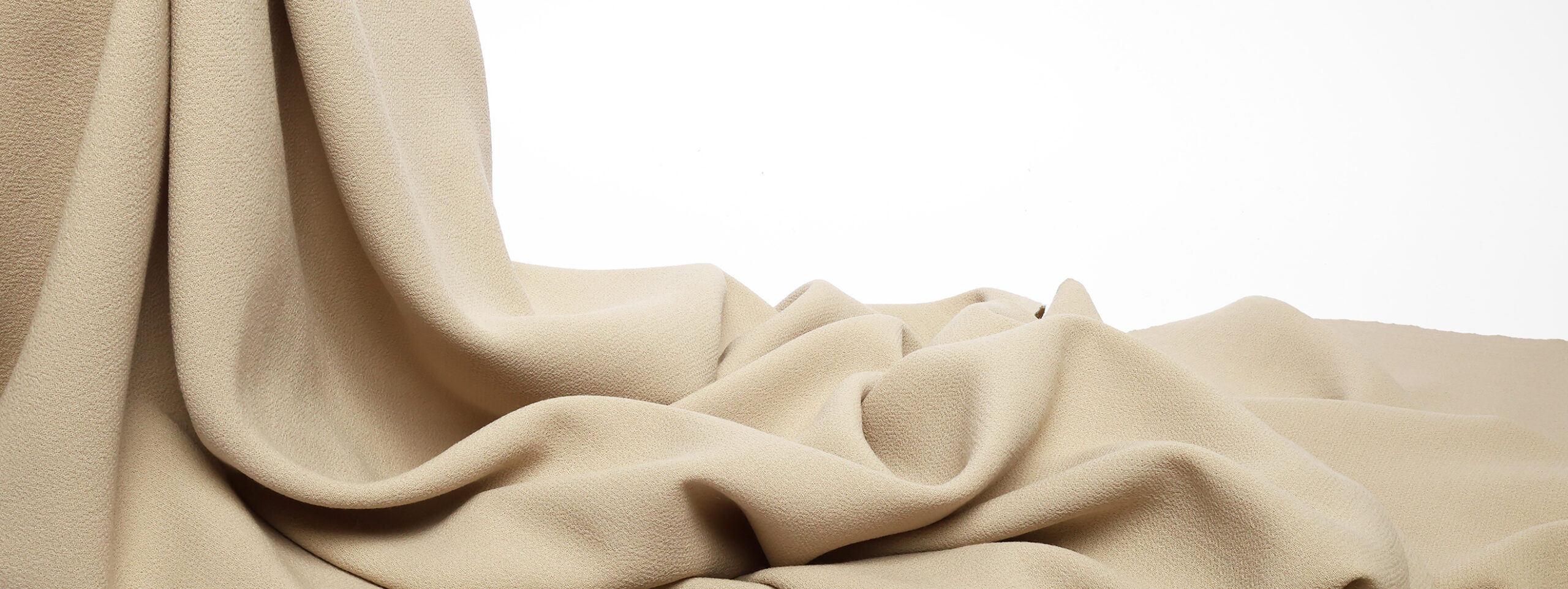 Présentation d'un double crêpe de laine en coloris cobble disponible chez Stragier