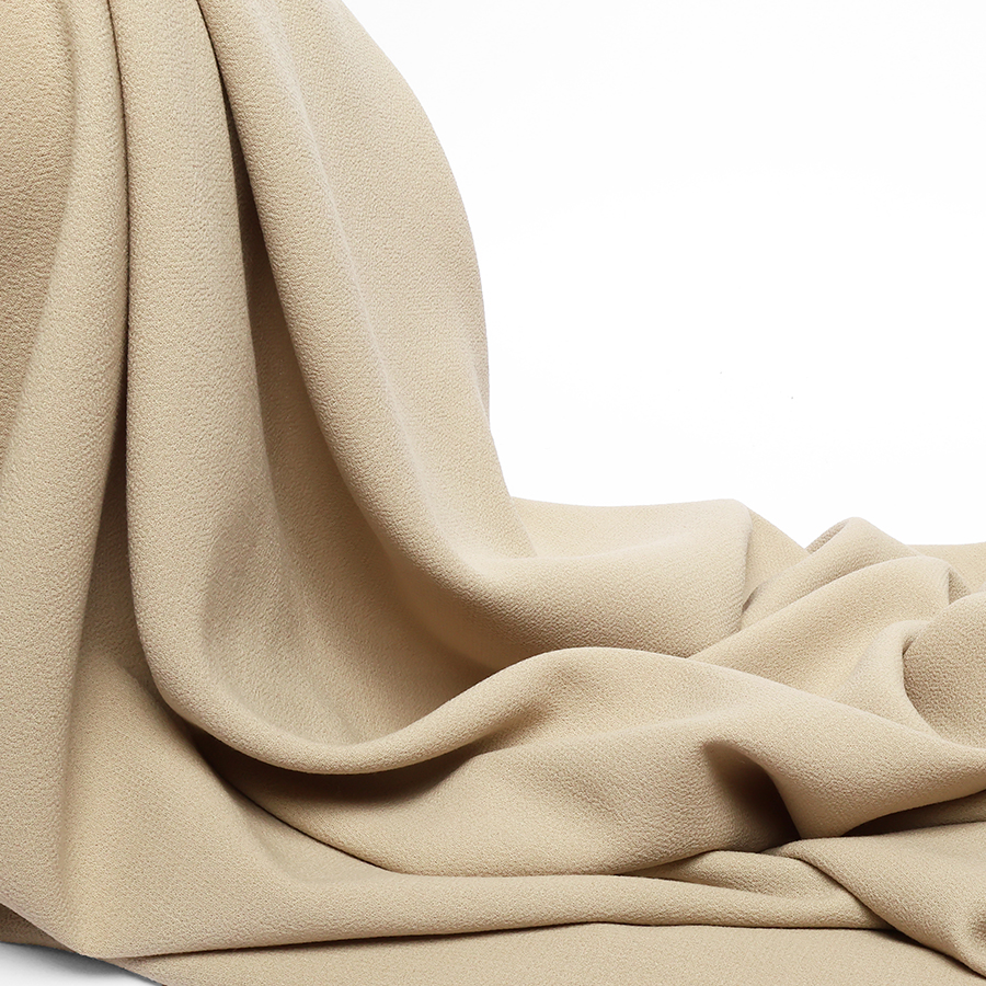 Présentation d'un double crêpe de laine en coloris cobble disponible chez Stragier