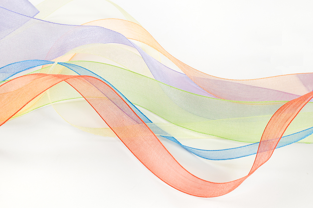 Plusieurs rubans en mousseline, ideaux pour les événements, vêtements, coiffures ou chapeaux.