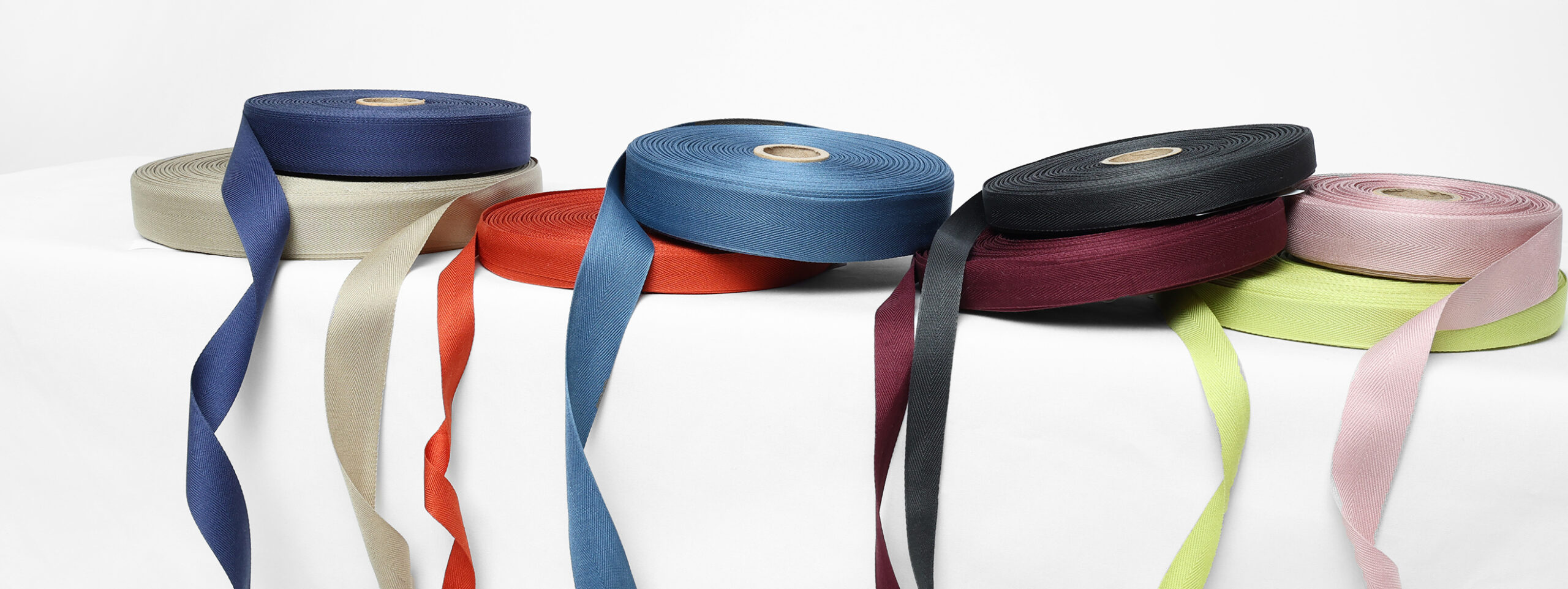 Présentation de nos rubans sergés en différents coloris disponibles chez Stragier