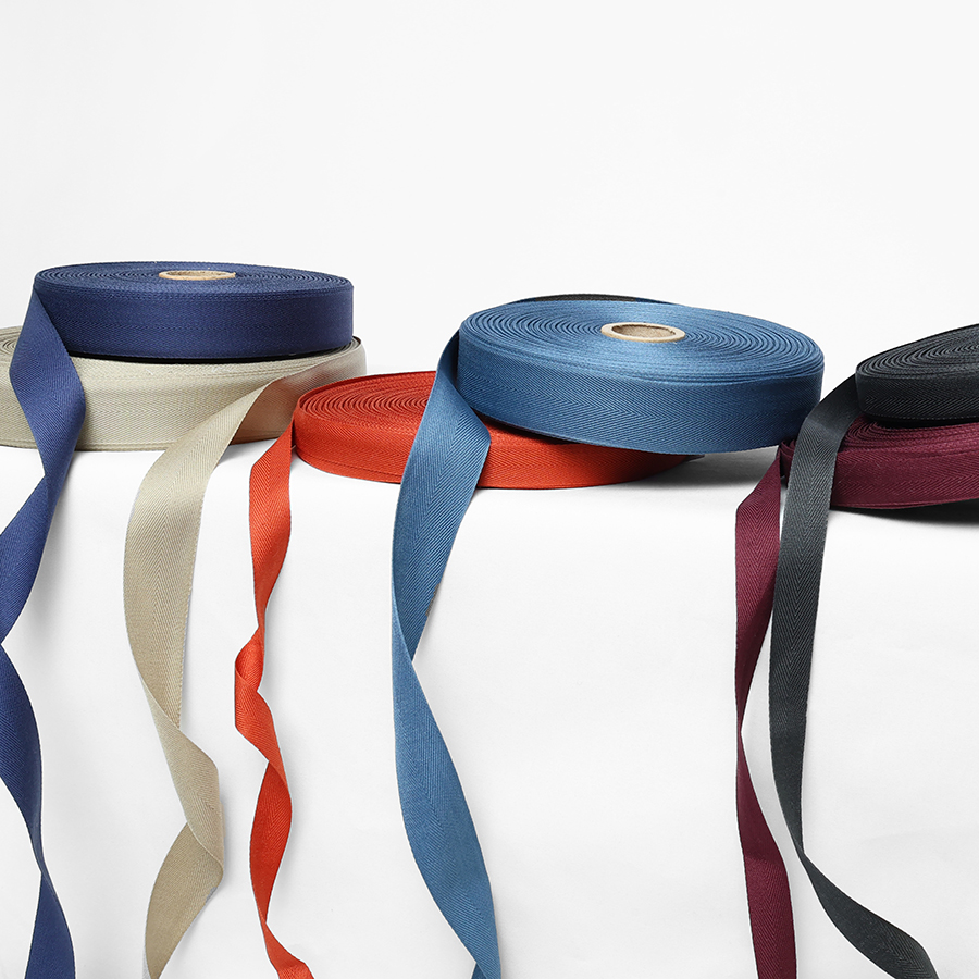 Présentation de nos rubans sergés en différents coloris disponibles chez Stragier