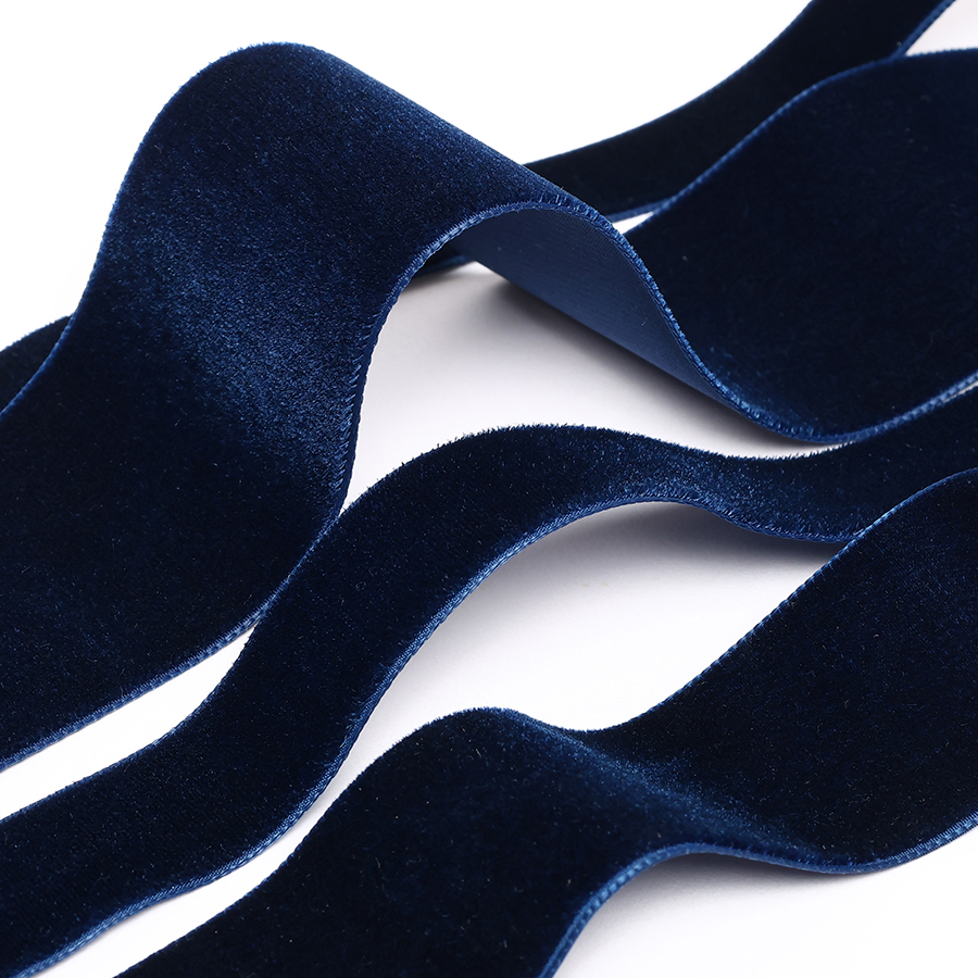 Présentation de rubans velours coloris marine disponible chez Stragier en plusieurs tailles.