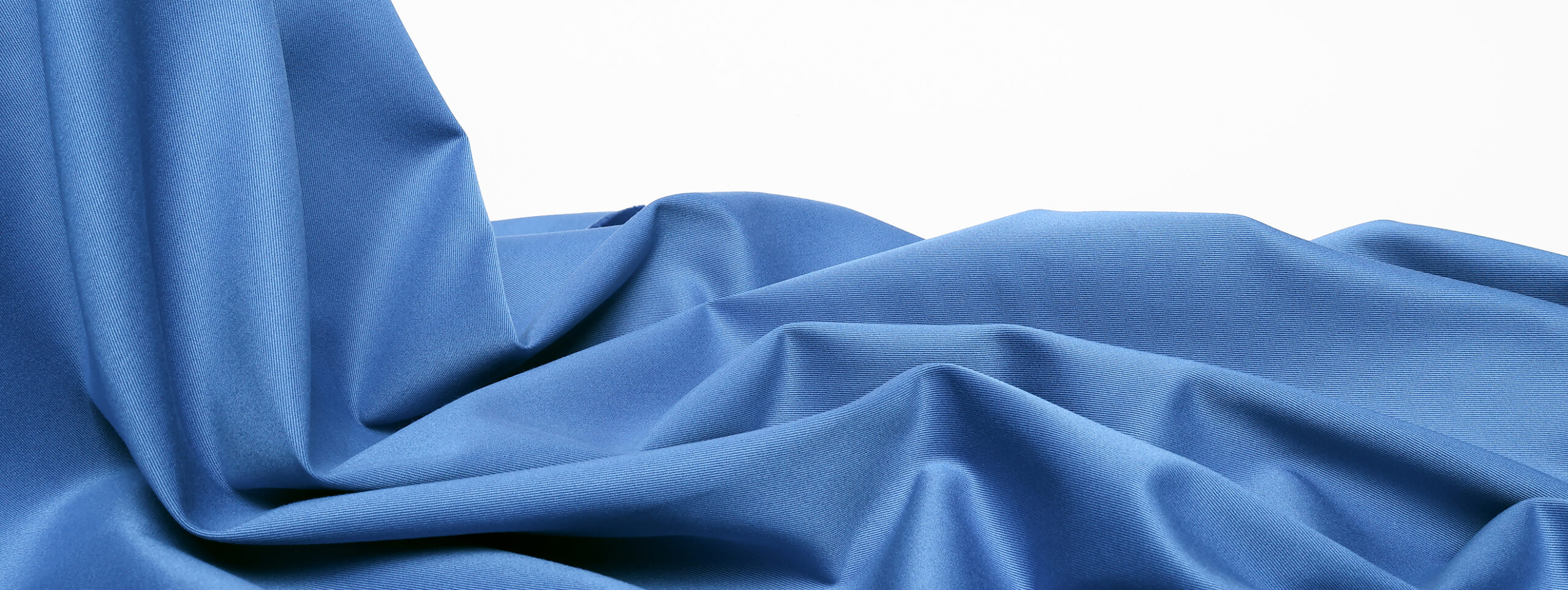 Présentation d'un tissu sergé 215g/m² bleu avec une belle tenue, de la consistance et pas trop épais.