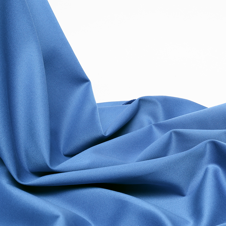 Présentation d'un tissu sergé 215g/m² bleu avec une belle tenue, de la consistance et pas trop épais.