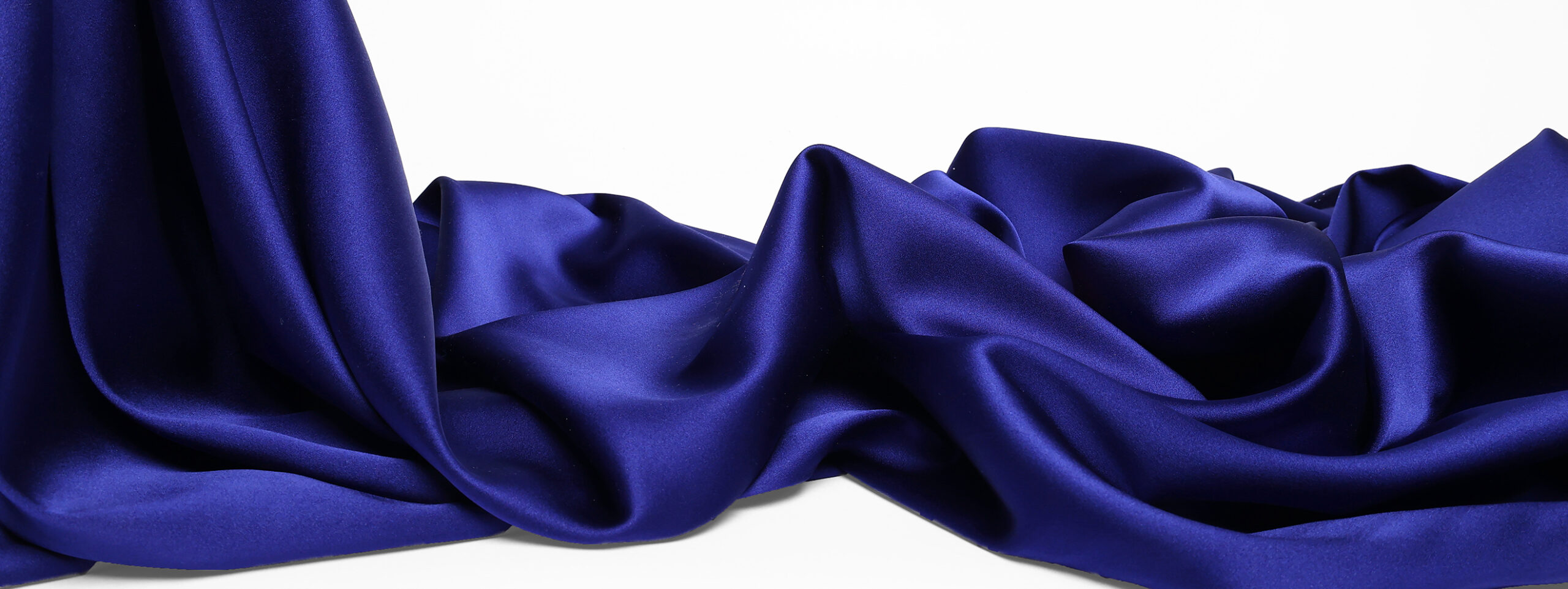 Présentation de nos tissus de soie extensibles, raffinement et confort grantis