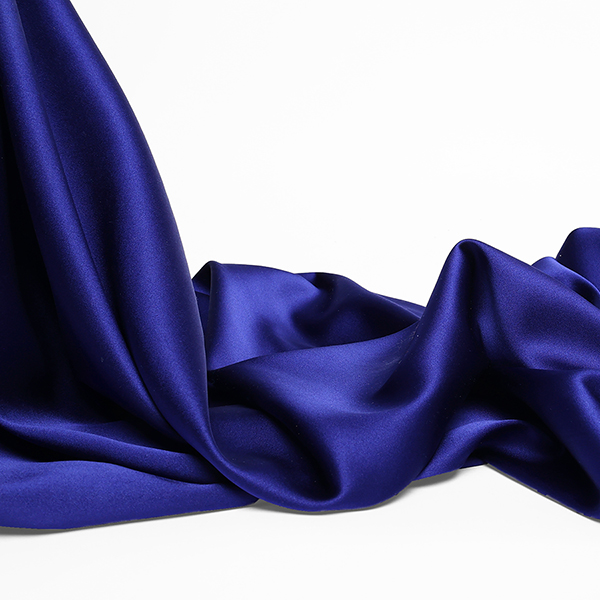 Présentation de nos tissus de soie extensibles, raffinement et confort grantis