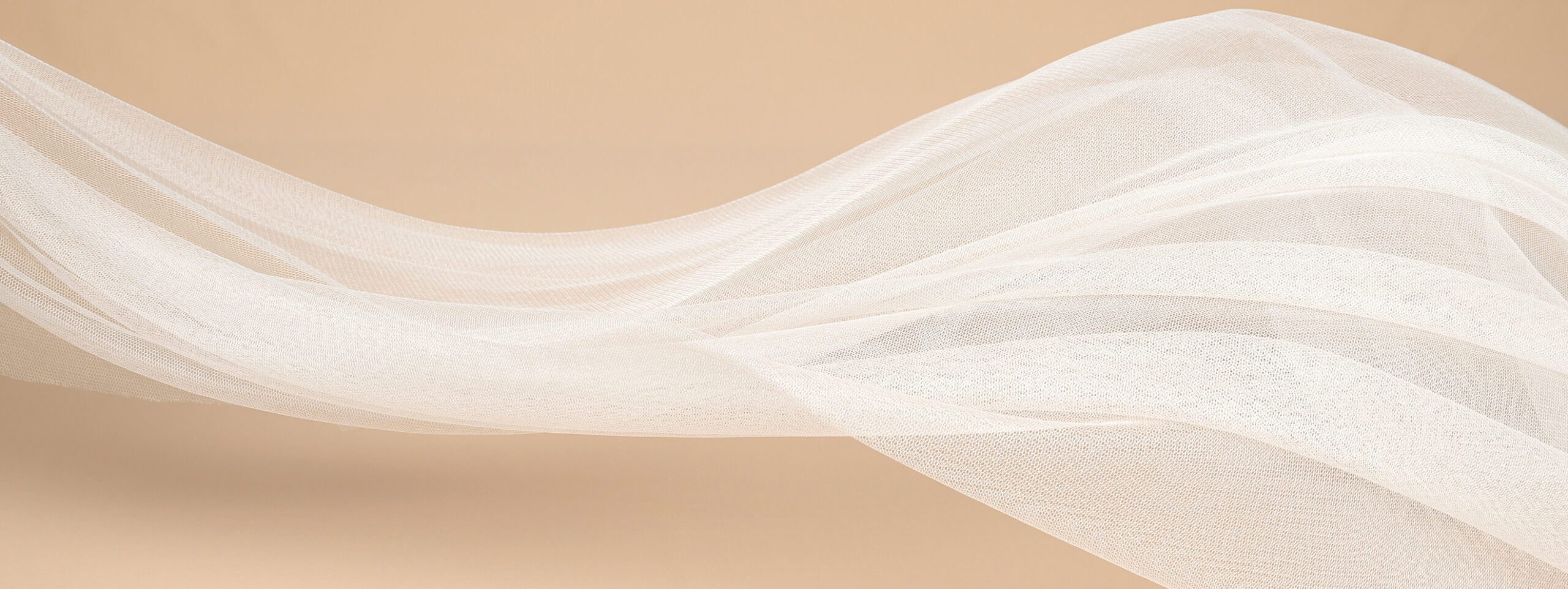 Présentation de notre tulle de soie soft, léger, fin et très souple disponible chez Stragier.