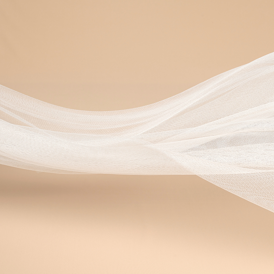 Présentation de notre tulle de soie soft, léger, fin et très souple disponible chez Stragier.
