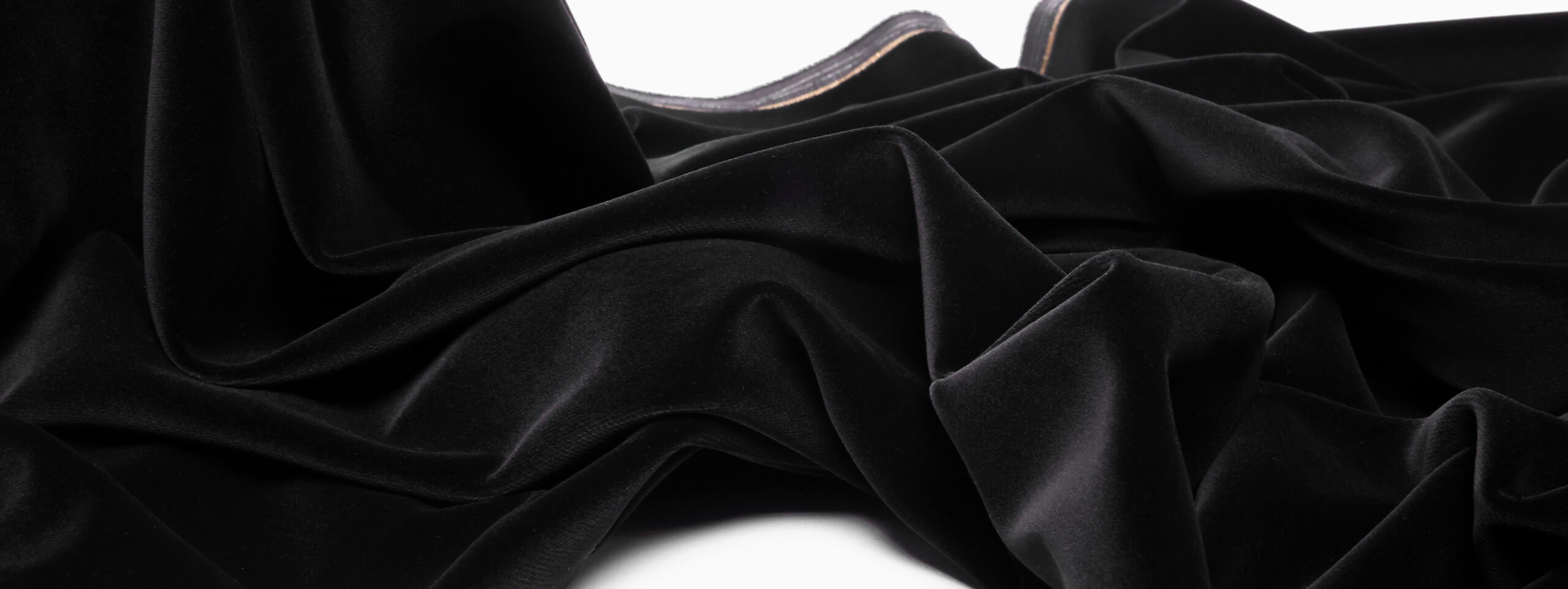 Présentation d'un velours lisse noir disponible chez Stragier