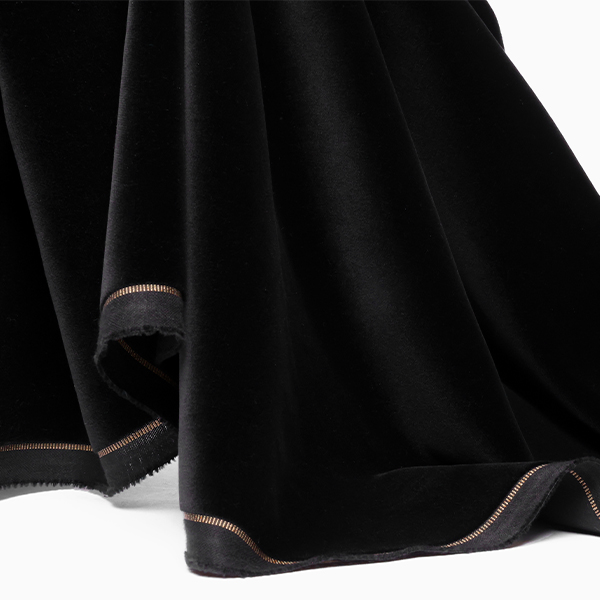 Présentation d'un velours lisse noir disponible chez Stragier