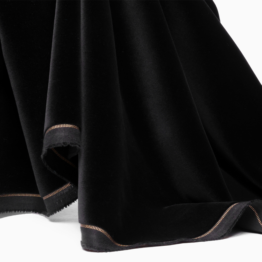 Présentation d'un velours lisse noir disponible chez Stragier