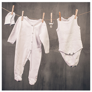 Pyjamas bébé pendant à un fil