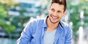 Photo d'un homme souriant