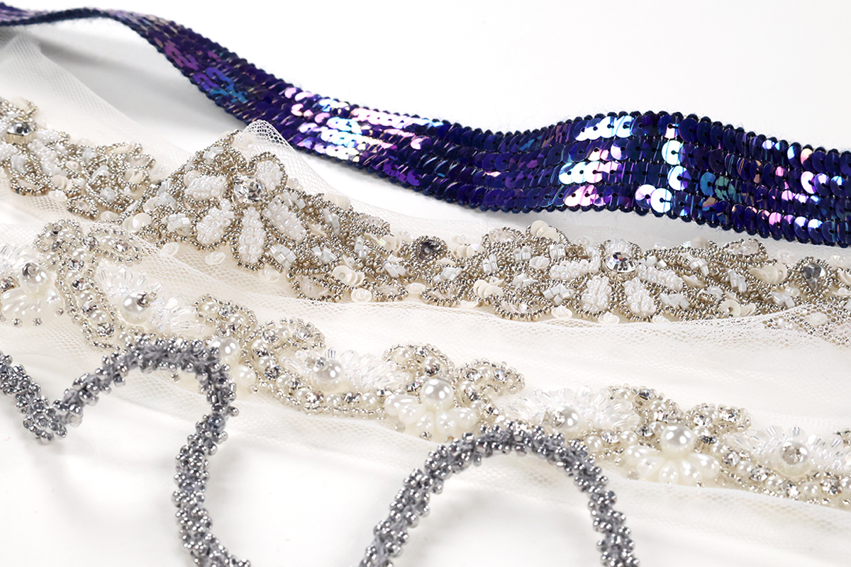 Présentation de plusieurs rubans à paillettes et perles disponiles chez Stragier