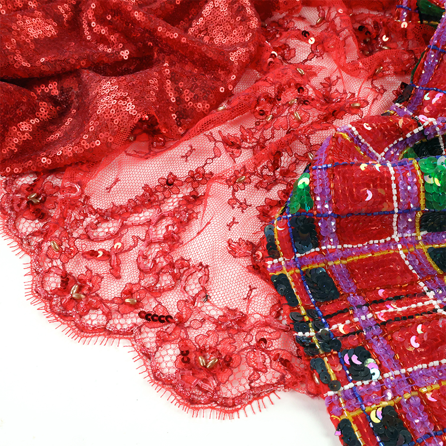 Présentation d'un tissu à paillettes et d'un tissu avec des perles pour la haute couture disponibles chez Stragier