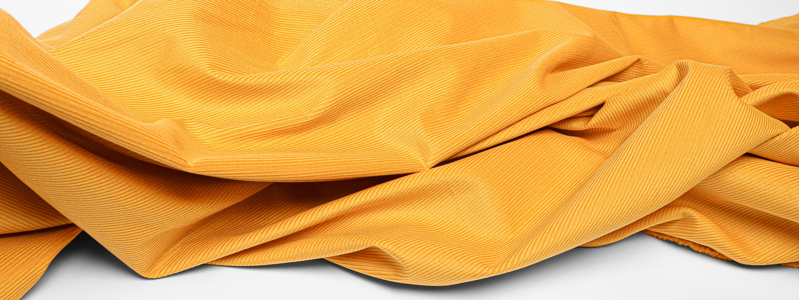 Présentation d'un velours côtelé coloris Yellow idéal pour des pantalons, de jupes, robes et vestes