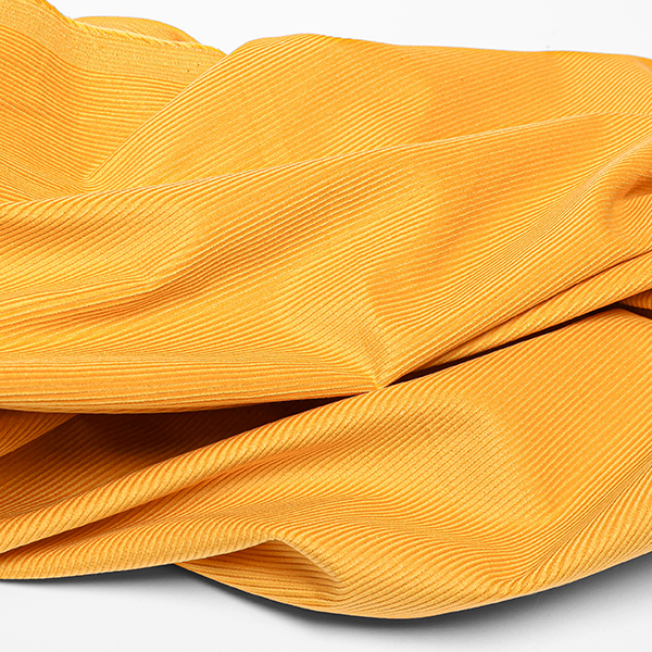 Présentation d'un velours côtelé coloris Yellow idéal pour des pantalons, de jupes, robes et vestes