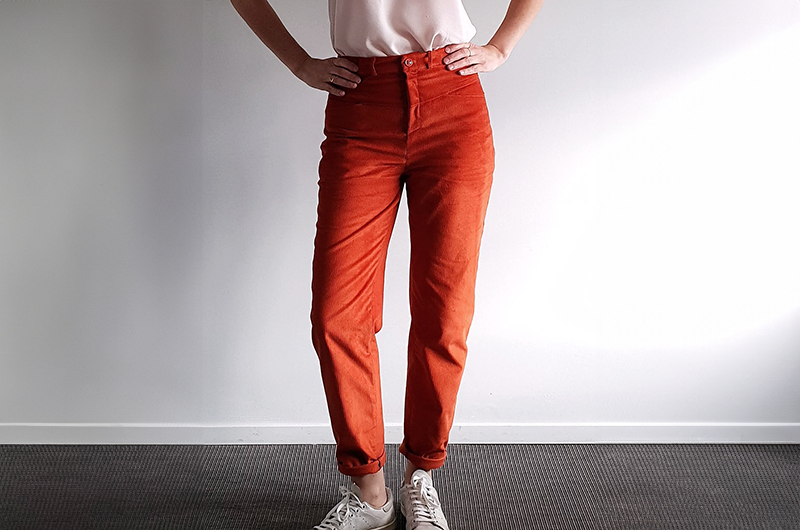 velours-côtelé-extensible-Thia-01-800x530 Thia dans un pantalon en velours milleraies orange