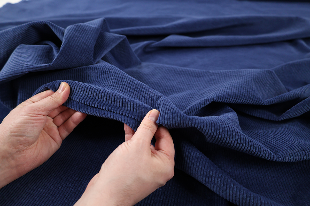 Présentation d'un tissus en velours côtelé et stretch