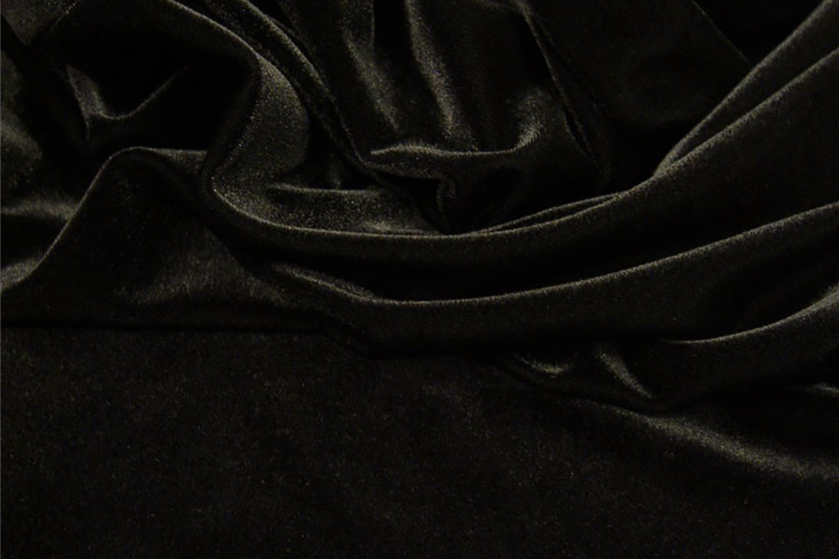 Un velours lisse bi stretch en coloris noir.