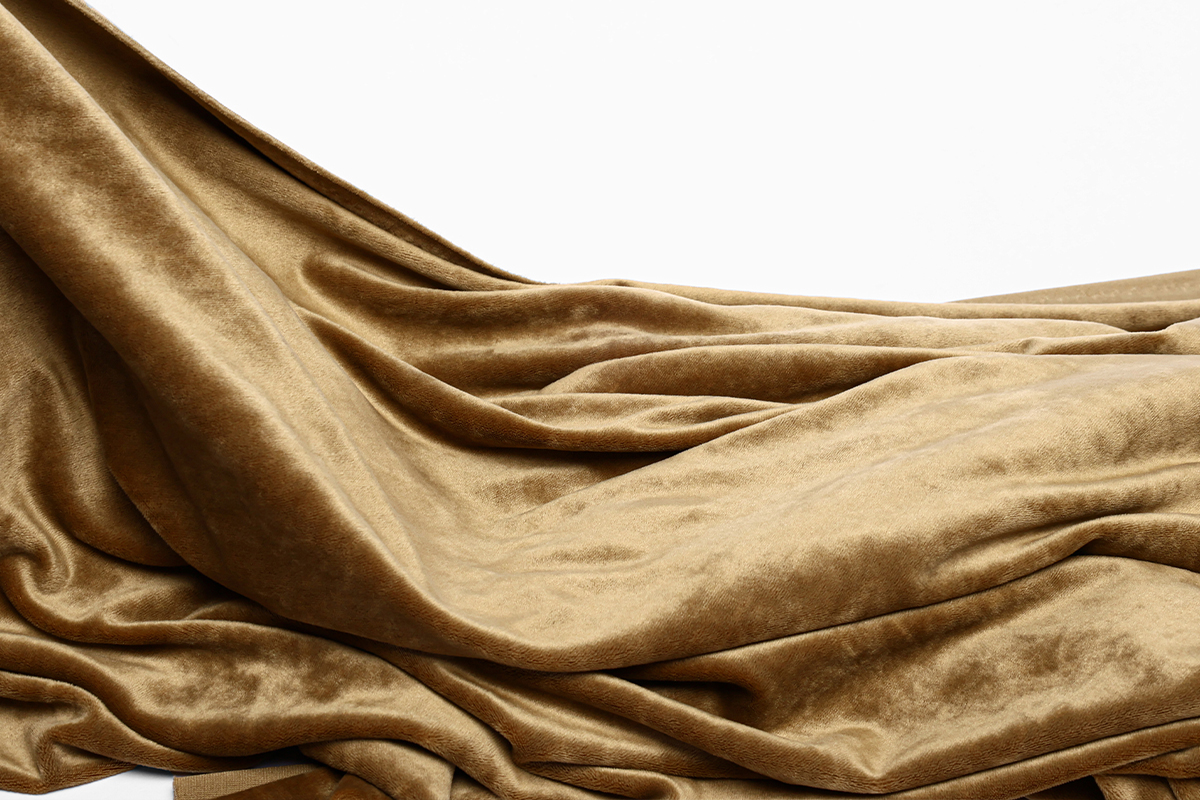 Présentation d'un tissu en velours lisse stretch