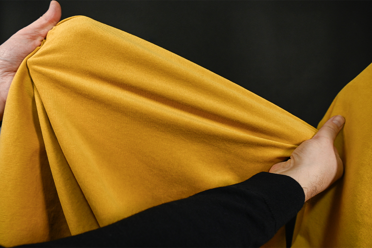 Présentation d'un tissu en velours milleraies stretch