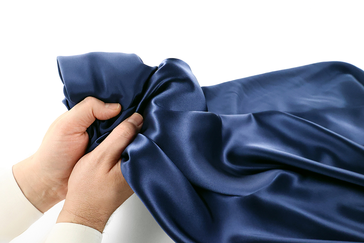 Présentation d'un tissu en crêpe satin.