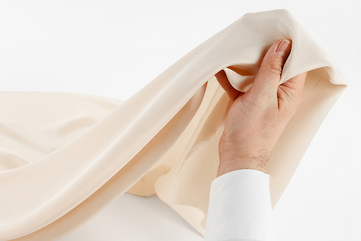 Présentation d'un tissu en crêpe Marocain.