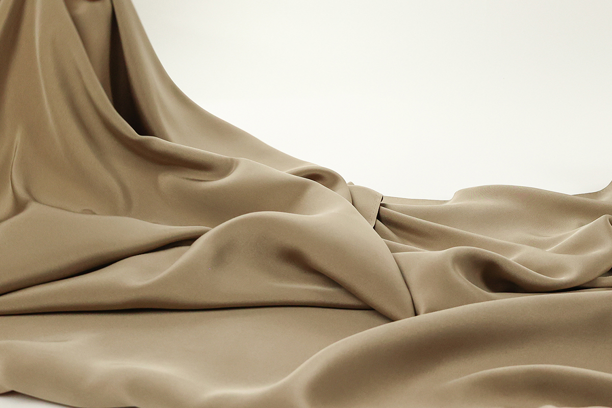 Présentation d'un tissu en drap de soie grège.