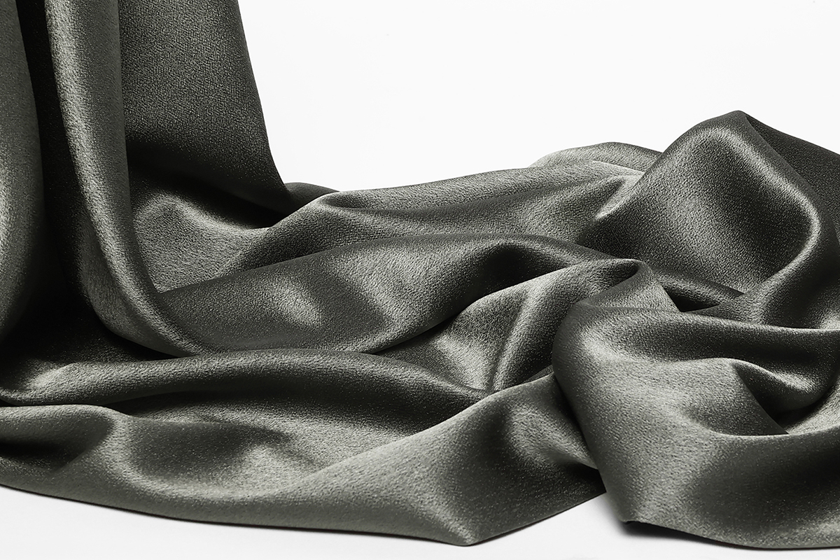 Présentation d'un tissu en crêpe satin lourd.