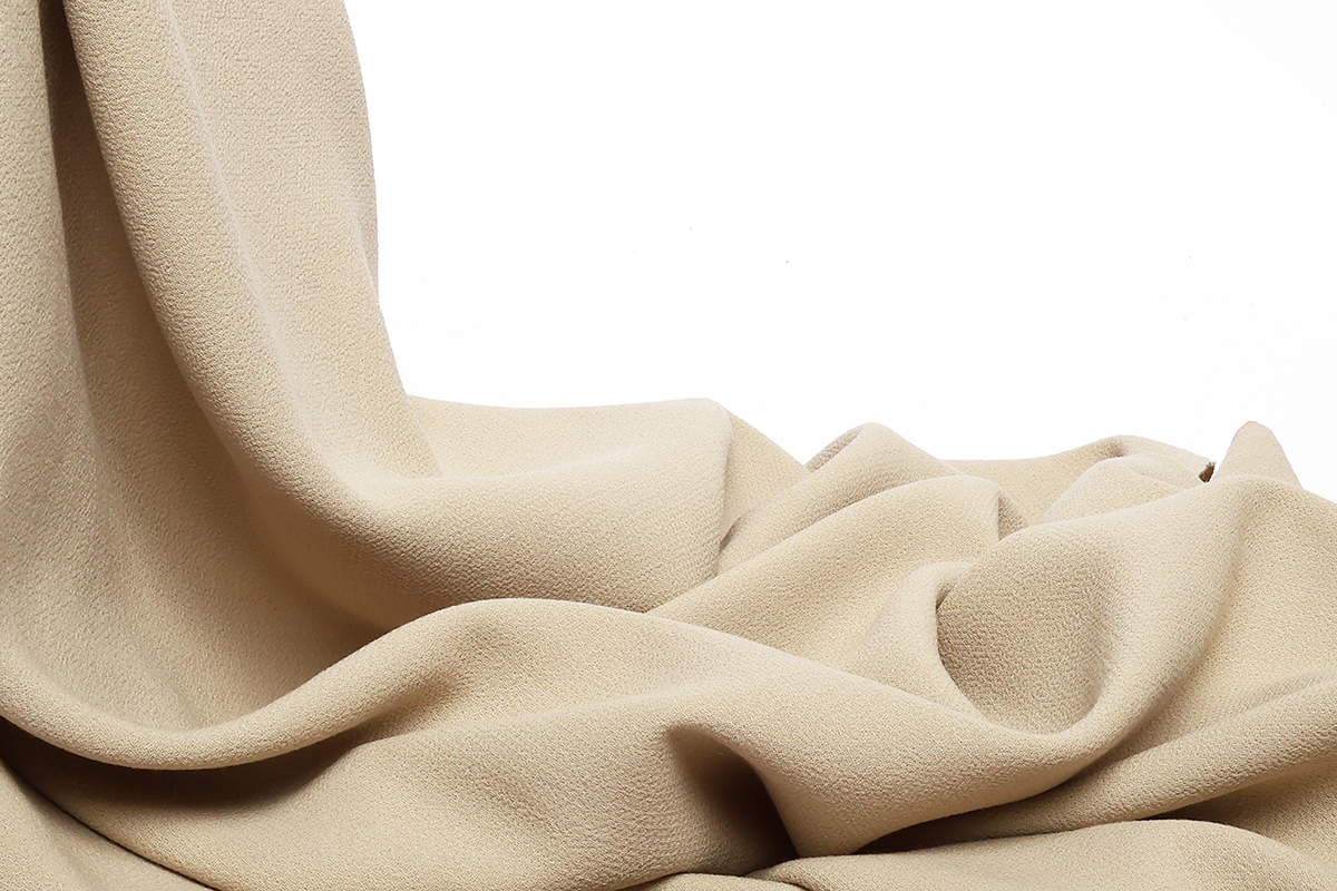 Présentation d'un tissu double crêpe georgette coloris Cobble.