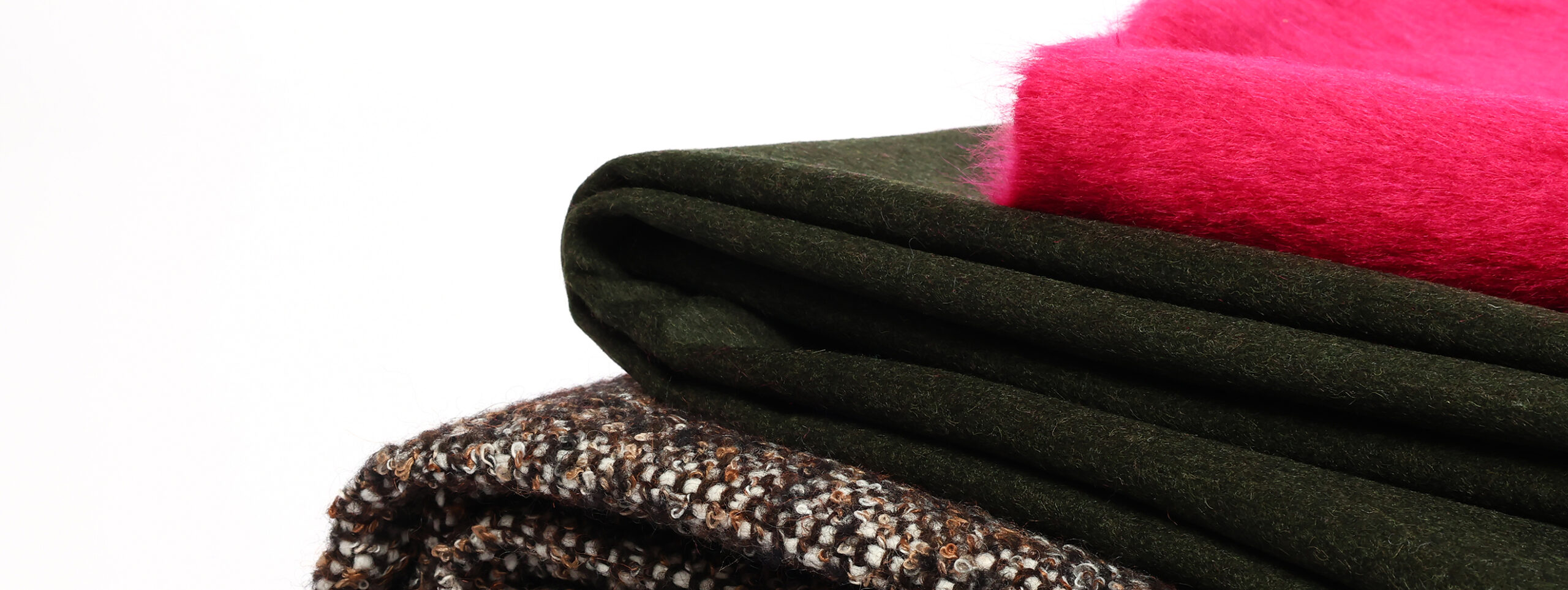 Présentation de plusieurs tissus laines pour fabriquer des manteaux disponibles chez Stragier