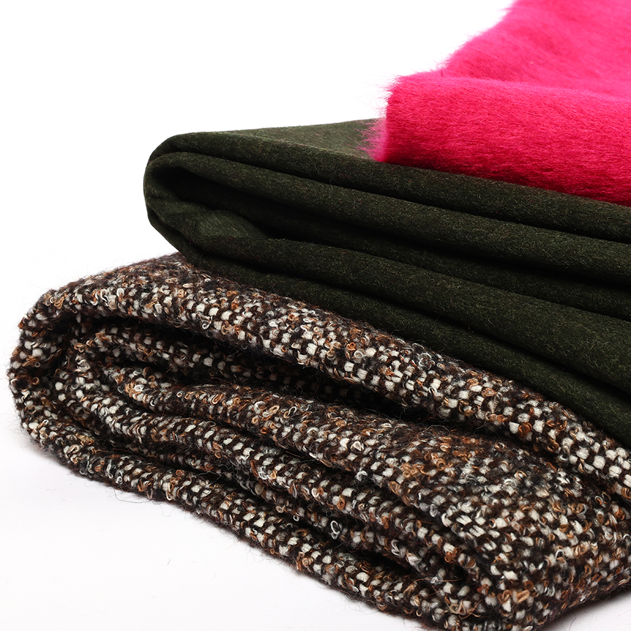 Présentation de plusieurs tissus laines pour fabriquer des manteaux disponibles chez Stragier