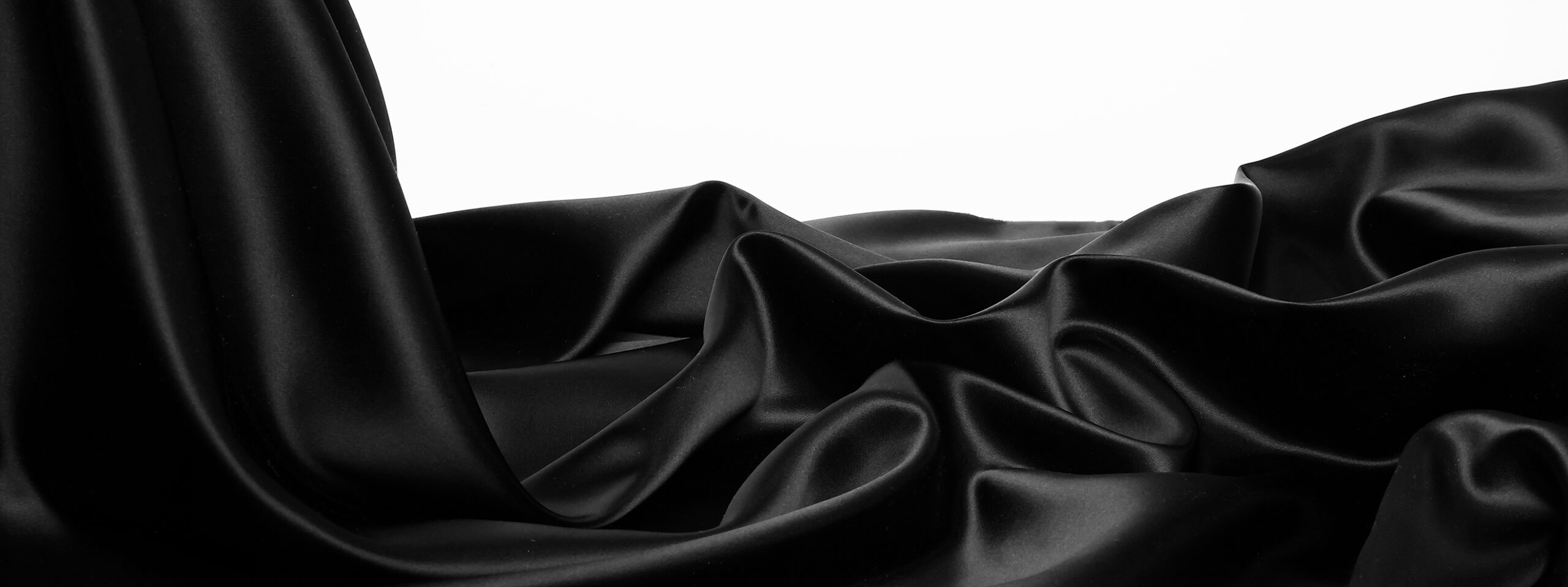 Présentation de notre tissu satin Duchesse disponible chez Stragier