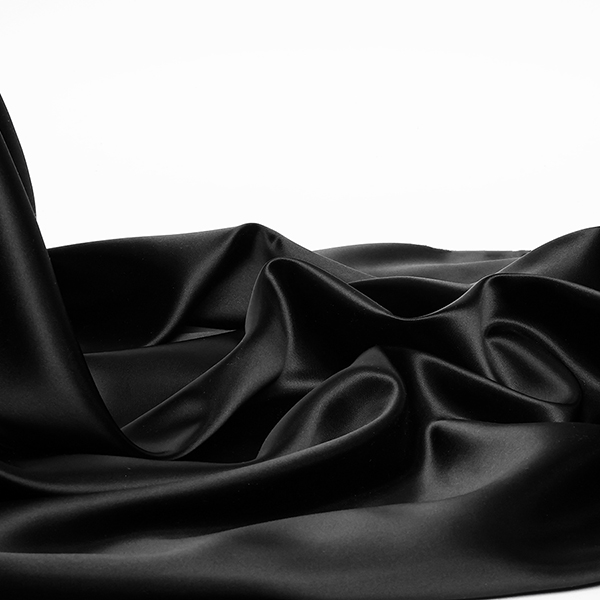 Présentation de notre tissu satin Duchesse disponible chez Stragier