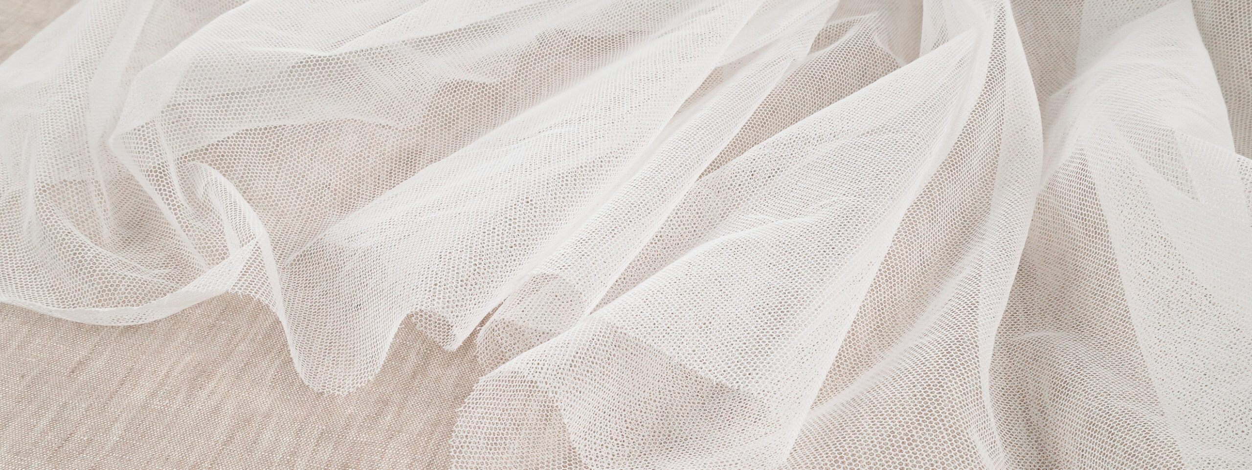 Présentation d'un tissu tulle de coton dit tulle bobin disponible chez Stragier