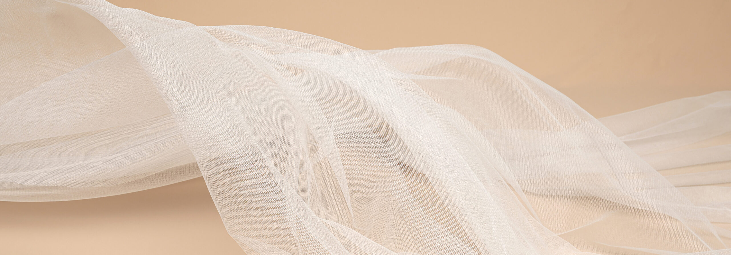 Présentation d'un tulle de soie crisp, aérien, rare et léger disponible chez Stragier