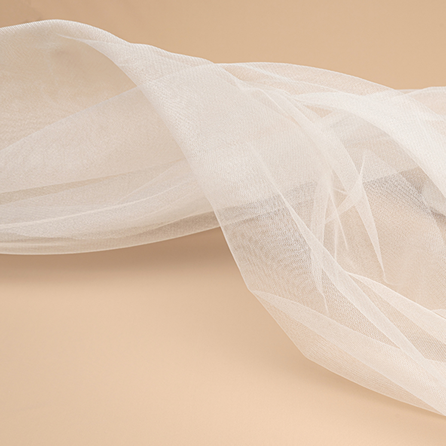 Présentation d'un tulle de soie crisp, aérien, rare et léger disponible chez Stragier