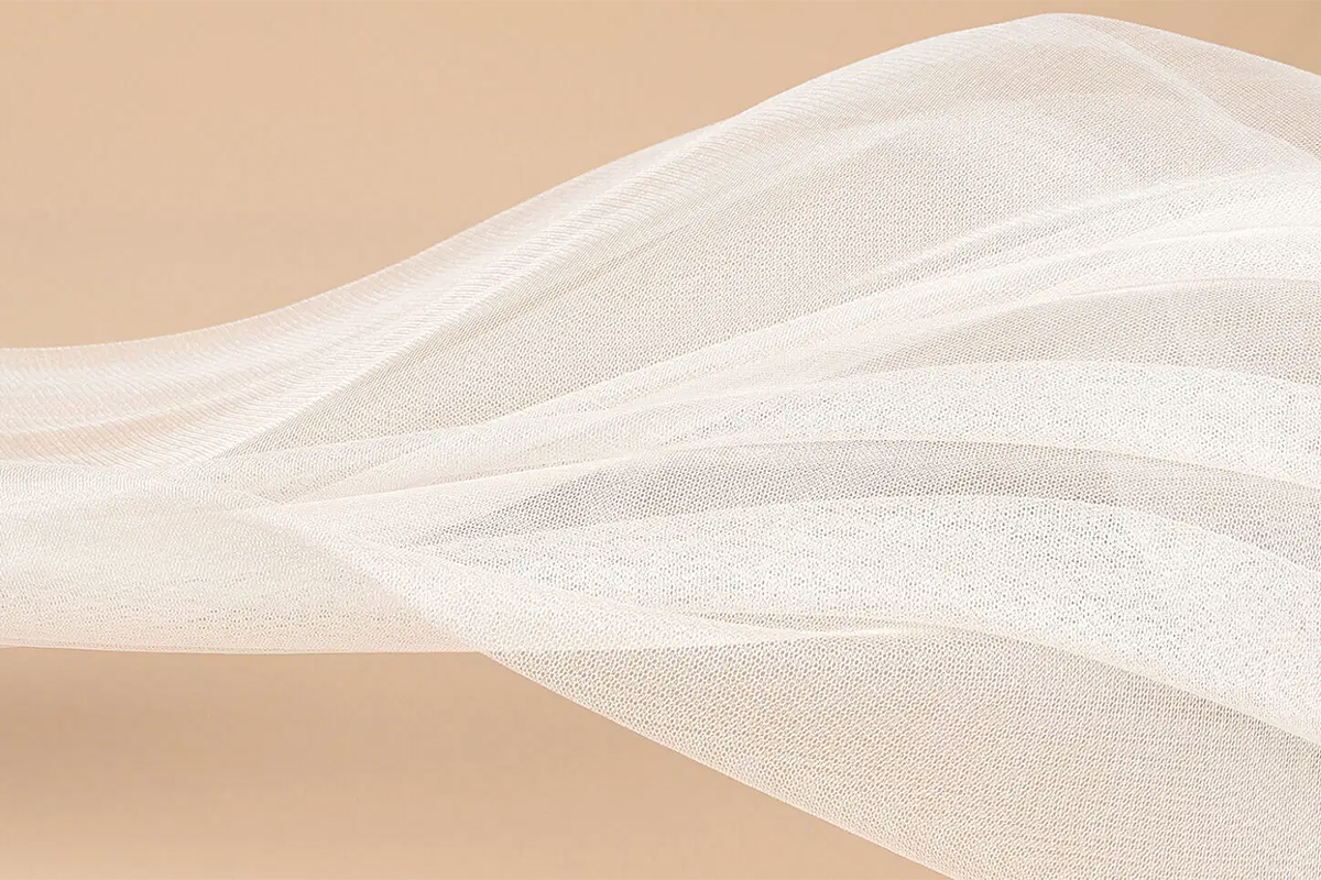 Tulle-de-soie-soft-illustration-1200x800 Présentation de notre gamme de tissus tulle de soie soft