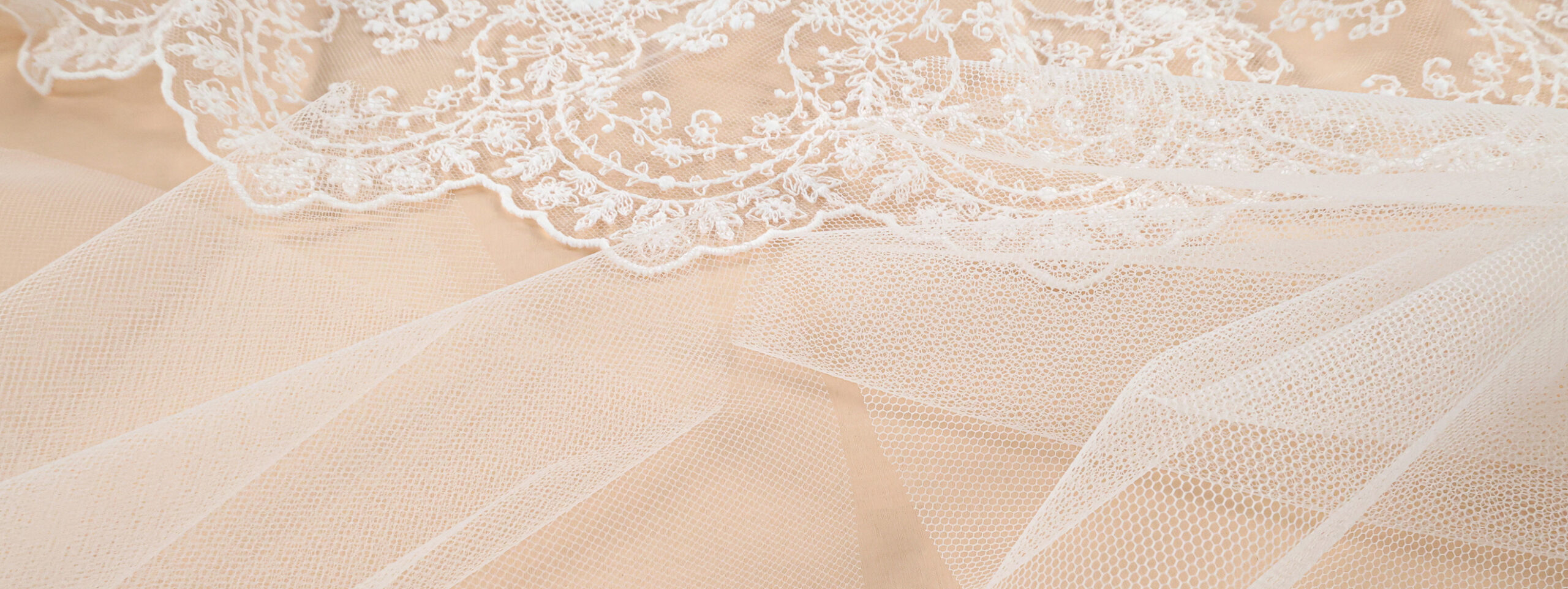 Tulle-et-Crin-OK-(10)-2640x992 Présentation de nos gammes de tissus tulle disponibles chez Stragier