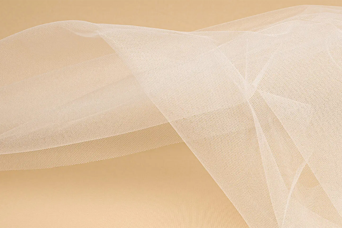 Tulle-invisible-illustration-1200x800 Présentation de notre gamme de tissus tulle invisibles