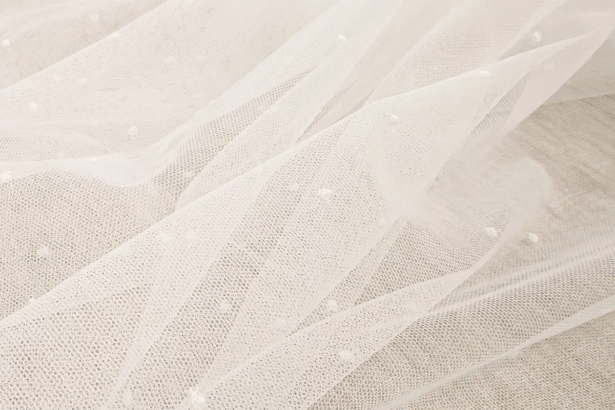 Tulle-plumetis-illustration-1200x800 Présentation de notre gamme de tissus tulle plumetis