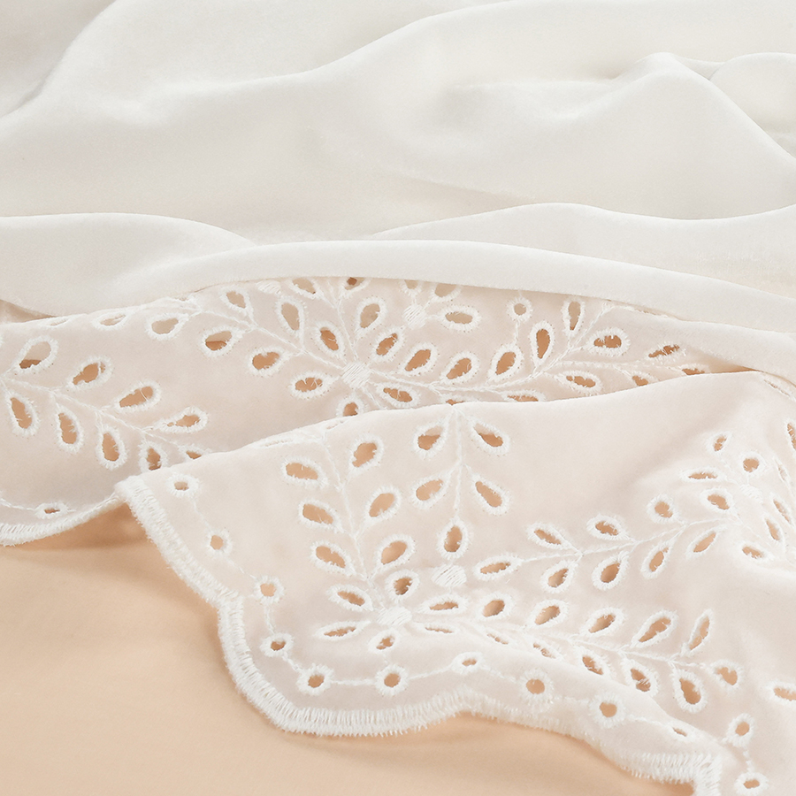 Présentation d'un tissu en velours de soie délicat et fluide disponible chez Stragier