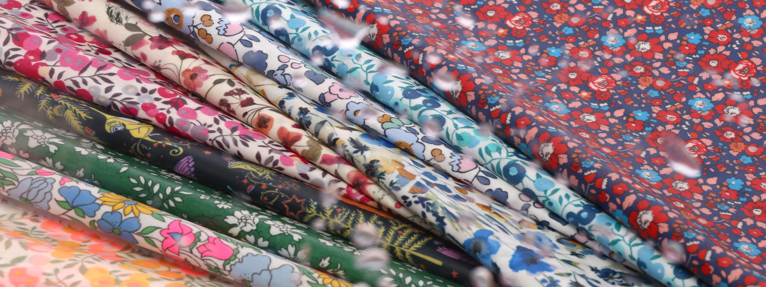 liberty-enduit-2640x992 Présentation de nos tissus Liberty enduits, parfaits pour des accessoires, nappes disponibles chez Stragier